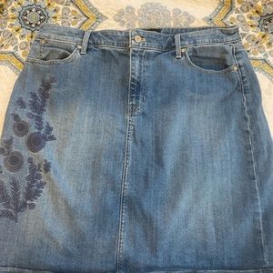 Talbots Denim skirt size 16 excellent condition embroidered flowers on side